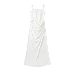 Robe longue en satin blanc avec bretelles spaghetti et design à plis à la taille fine