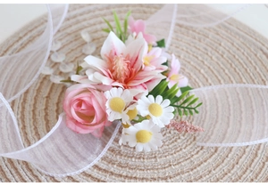 Gros plan du corsage de poignet de mariage avec roses roses et ruban en organza