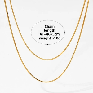 Dettaglio della collana a catena serpente dorata con misure 41+46+5cm e peso di circa 10g