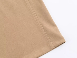 Gros plan sur les doubles surpiqûres et le tissu tissé haute densité du pantalon kaki