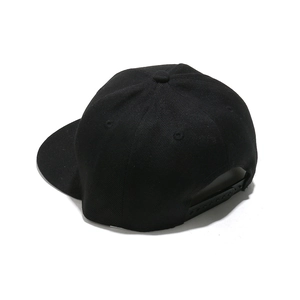 Vista posteriore di un cappellino hip hop snapback nero con cinturino regolabile