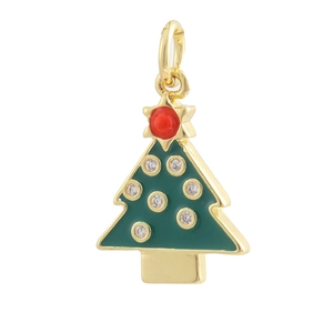 Détail macro du pendentif sapin de Noël avec émail vert et placage doré brillant