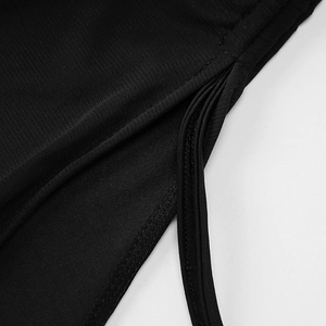 Détail de la texture du tissu en maille noire et fine bretelle sur la robe dos nu d'été