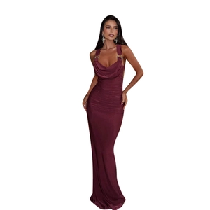 Vestido largo sexy burdeos con cuello halter, anillo de metal y silueta ajustada