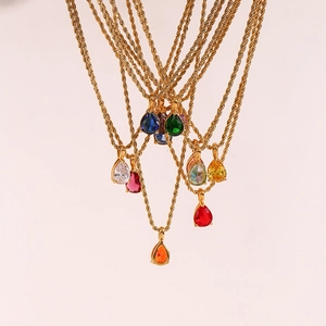 Collana a catena intrecciata dorata con ciondoli a goccia di cristallo colorati in acciaio