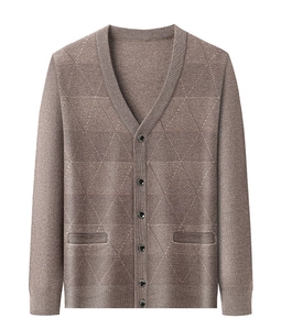 Detailaufnahme der braunen Strickweste mit Rauten-Jacquardmuster und einreihiger Knopfleiste