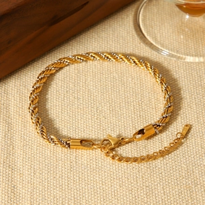 Détail du bracelet de cheville bicolore torsadé avec fermoir mousqueton et extension