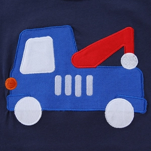 T-shirt bleu marine en coton pour garçons avec broderie camion détaillée et patchwork coloré