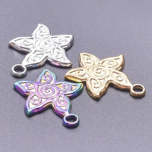 Detailaufnahme von Seestern-Anhängern in Gold, Silber und Regenbogenfarben mit Spiralmuster