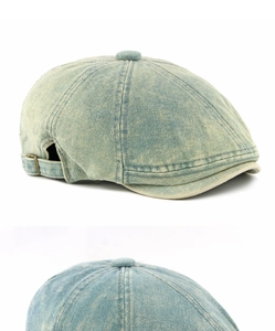 Detail van de gewassen denim krantenjongenspet met gesp en textuur van de stof