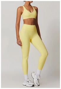 Dettaglio del reggiseno sportivo giallo con scollo a V e leggings yoga a vita alta