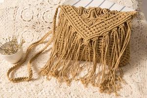Detailansicht der ingwergelben Macramé-Webtasche mit handgefertigten Fransen-Details