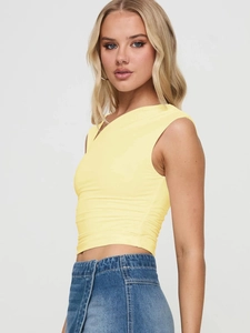 Détail du haut court jaune Y2K à une épaule avec texture froncée latérale et coupe ajustée