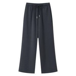 Detailansicht der dunkelgrauen Strickhose mit weitem Bein und elastischem Kordelzug