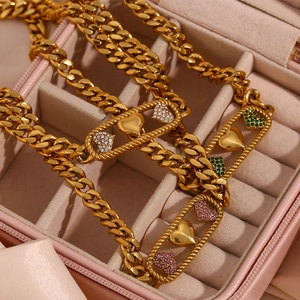 Détail du collier à chaîne cubaine plaqué or 18K avec pendentif cœur en écrin