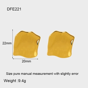 Dettaglio degli orecchini in acciaio inossidabile oro 16K con trama martellata