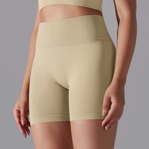 Détail du short de yoga sans couture taille haute montrant la ceinture côtelée et le tissu