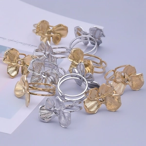 Détails de bagues fleurs en or et argent avec texture brossée et anneau ajustable