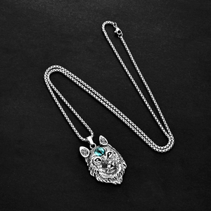 Pendentif tête de loup punk rétro avec œil vert sur chaîne vénitienne argentée