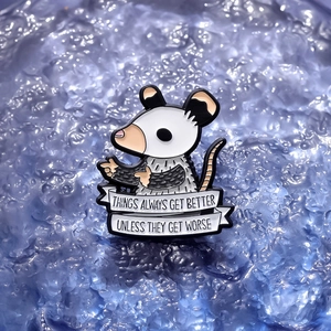 Spilla smaltata opossum stile punk con citazione divertente su sfondo blu