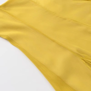 Nahaufnahme von gelbem Chiffon-Midi-Kleid Stoffstruktur und feinen Nähten
