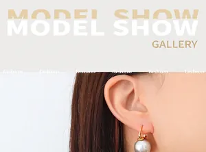 Détail montrant une élégante boucle d'oreille en perle grise portée par un mannequin