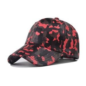 Détail de la casquette de baseball camouflage rouge et noir en cuir PU étanche
