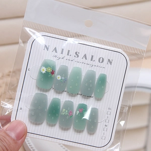Matte grüne Kunstnägel mit Blumenmustern und 3D-Wassertropfen-Akzenten im 10er-Set
