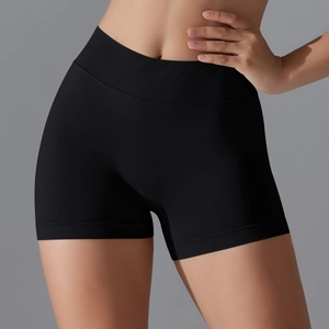 Gros plan d'un short de yoga sans couture noir avec une large taille haute côtelée gainante