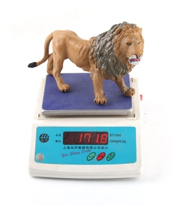 Realistic male lion toy model figure weighing 171.8g on an electronic scale