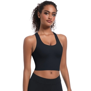 Gros plan du soutien-gorge de sport noir sans couture en tissu hautement élastique et mat