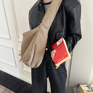 Detailed view of a khaki sponge tote bag worn by a model in a casual lifestyle setting