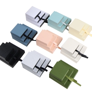 Pila di scatole per gioielli fluttuanti in pellicola PE multicolore in varie misure