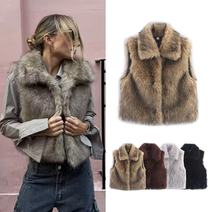 Detailweergave van de imitatiebonttextuur en kleuropties voor deze casual damesvest