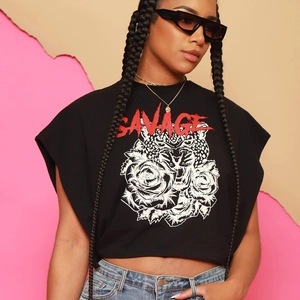 T-shirt noir court pour femme avec imprimé léopard sauvage et fond de style urbain rose