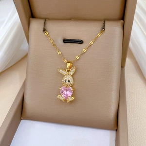 Dettaglio della collana a coniglio con gemma a cuore rosa in una scatola regalo