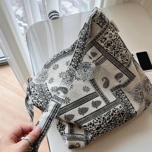 Retro paisley canvas tote bag with adjustable strap and large capacity for women