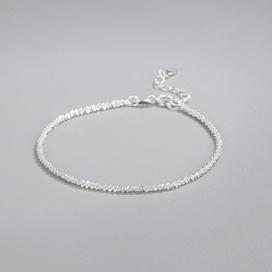 Pulsera minimalista de plata de ley S925 con textura de estrella centelleante sobre gris