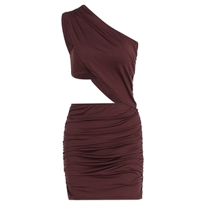 Détail de la robe bordeaux à une épaule avec découpe à la taille et fronces moulantes