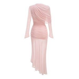 Détail de la robe en tulle rose froncée montrant la texture plissée et l'ourlet irrégulier