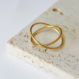 Minimalist double layer crossover ring in 18k gold plated stainless steel on stone base