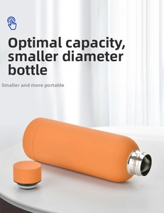Détail de la bouteille orange mat en acier inoxydable avec corps mince et bouchon assorti