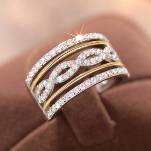 Eleganter zweifarbiger Infinity-Ring mit Zirkonia-Mikropavé in feinem Lagen-Design