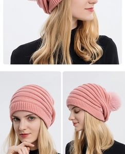 Gros plan sur le bonnet en tricot rose avec pompon doux et détail de bouton latéral