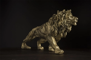 Detailansicht einer goldenen Löwenstatue mit Metalltextur für moderne Wohndeko