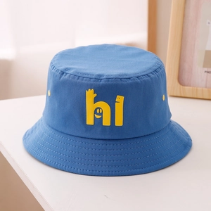 Détail du chapeau de soleil bleu pour enfant avec impression hi jaune et coutures précises