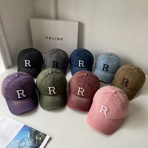 Vue détaillée de casquettes en denim délavé multicolores avec broderie de la lettre R