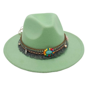 Dettaglio di cappello fedora verde menta con perline bohémien e pietra turchese decorata