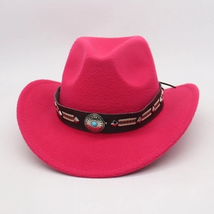 Detailansicht Pinker Cowboyhut mit schwarzem Nietband und türkisfarbener Metallschnalle
