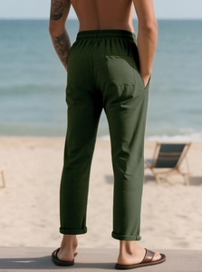 Dettaglio dei pantaloni casual verde oliva con elastico in vita e tasca posteriore